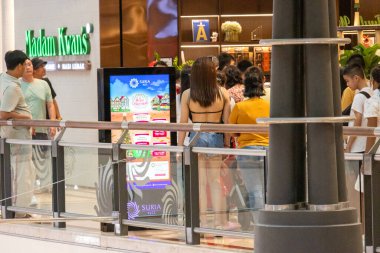 Kuala Lumpur, Malezya - 23 Aralık 2024: İnsanlar Suria KLCC alışveriş merkezini ziyaret ediyor. Alışveriş merkezi, ünlü Petronas Kuleleri yakınlarındaki Kuala Lumpur şehir merkezinde yer almaktadır..