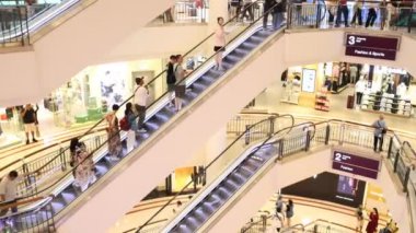 Kuala Lumpur, Malezya - 23 Aralık 2024: İnsanlar Suria KLCC alışveriş merkezini ziyaret ediyor. Alışveriş merkezi, ünlü Petronas Kuleleri yakınlarındaki Kuala Lumpur şehir merkezinde yer almaktadır..