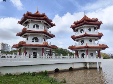 Singapur - 8 Ocak 2025 Singapur Çin Bahçesi 'nde ikiz tapınak. Bu güzel bahçe çok büyük değil ama keşfetmek ve güzel fotoğraflar çekmek için yeterince iyi.