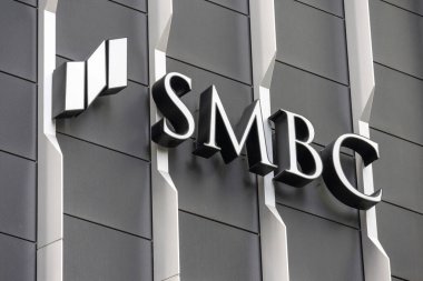 Singapur - 11 Aralık 2024: SMBC Bankaları, Japon finans şirketi, Singapur şehir merkezindeki yüksek binasının logosu.