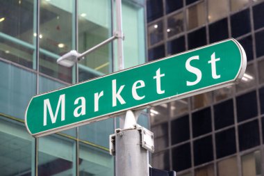 Singapur - 11 Aralık 2024: Singapur CDB 'sinde pazar yolu tabelası. Market Caddesi, merkez ticaret bölgesinde iki tek yönlü yol anlamına geliyor.. 