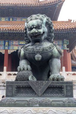 Pekin, Çin - 2 Kasım 2024: Pekin 'deki Yasak Şehir' de Bronz Aslan. Bronz İmparatorluk Aslanı, Yasak Şehir 'deki Yüce Uyum Kapısı' nın mermer basamaklarını koruyor.