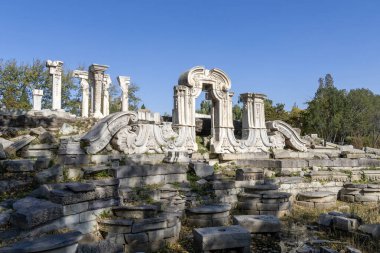 Pekin, Çin - 3 Kasım 2019: Pekin 'deki Yuanmingyuan Bahçesi içinde Batı Evi veya Xiyanglou kalıntıları. Qing Hanedanlığı 'nda inşa edilmiş ve 1860' da yakılmış bir imparatorluk bahçesi.
