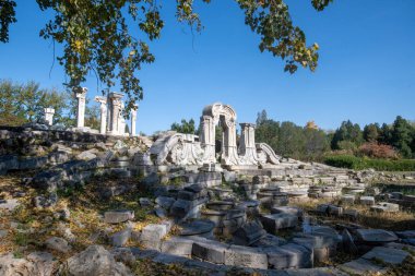 Pekin, Çin - 3 Kasım 2024: Çin, Pekin 'deki Yuanmingyuan Parkı içinde batı evi manzaralı yer. Avrupa klasik mimarisi ve Çin geleneksel bahçe sanatının mükemmel bir kombinasyonu..