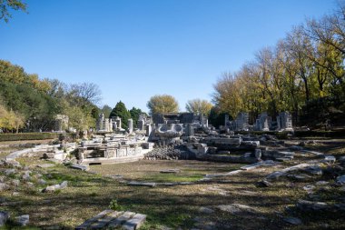 Pekin, Çin - 3 Kasım 2024: Pekin 'deki Yuanmingyuan Parkı içindeki Haiyantang' daki yıkılmış su saati. 12 zodyak hayvan başlı bronz figürden su fışkırtan dev bir su saatiydi..