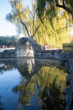 Pekin, Çin - 3 Kasım 2024: Çin, Pekin 'deki Yuanmingyuan Parkı' ndaki taş köprü. Çin tarihinin en muhteşem ve lüks imparatorluk bahçesiydi.