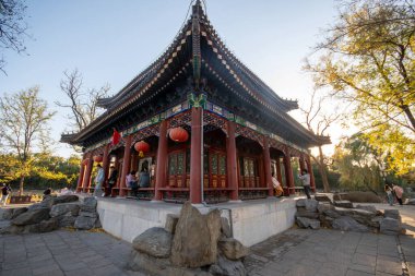 Pekin, Çin - 3 Kasım 2024: Jianbi Pavyonu Pekin, Çin 'deki Yuanmingyuan Parkı içinde. Çadırın orijinali 1811 'de yapılmış.