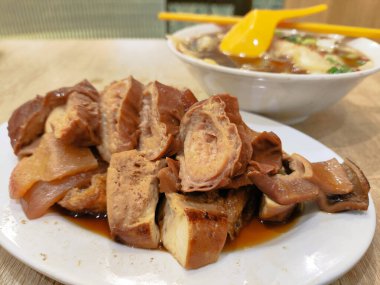 Kway Chap - domuz göbeği, bağırsak, balık köftesi ve yumurta çorbası içinde pirinç eriştesi. Singapur yemeği