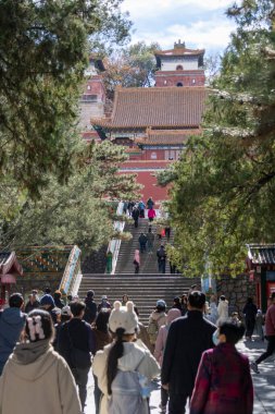 Pekin, Çin - 4 Kasım 2024: Turistler Pekin, Çin 'deki Yaz Sarayı' nı ziyaret ettiler. Pekin 'de büyük göller, bahçeler ve saraylar vardır..