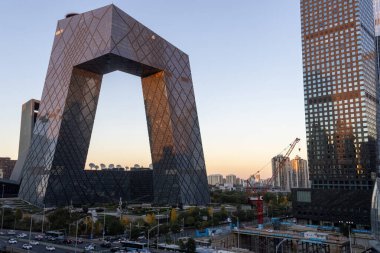 Pekin, Çin - 4 Kasım 2024: Pekin, Çin 'deki CCTV genel merkezi. 51 katlı yapışık kulelerden oluşmuş.