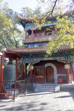 Pekin, Çin - 5 Kasım 2024: Çan Kulesi Pekin, Çin 'deki Lama Tapınağı içinde. Lama Tapınağı aslında Yongzheng İmparatoru olacak prensin kraliyet sarayıydı.