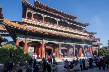 Pekin, Çin - 5 Kasım 2024: Ziyaretçiler Pekin 'deki Yonghe Lamasery olarak da bilinen tapınakta dua ediyorlar.