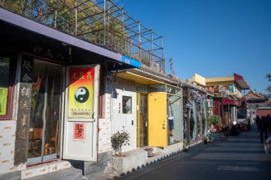 Pekin, Çin - 5 Kasım 2024: Pekin, Çin 'de Wudaoying Hutong' un sonbahar manzarası. Wudaoying, Pekin 'deki küçük burjuva edebiyatı ve sanat eserleri için şimdiden en yeni toplanma yeridir.