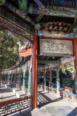 Pekin, Çin - 4 Kasım 2024: Pekin, Çin 'deki Yaz Sarayı' nda uzun koridor. Bu 728 metrelik koridor aynı zamanda Çin klasik bahçelerindeki en uzun koridor.