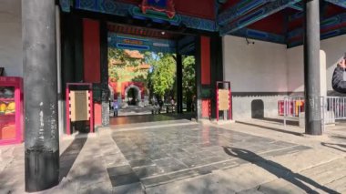 Pekin, Çin - 5 Kasım 2024: Pekin 'deki Guozijian Caddesi' ndeki Konfüçyüs Tapınağı. Burası tapınağın ana binası, adaçayının anma töreninin yapıldığı yer.