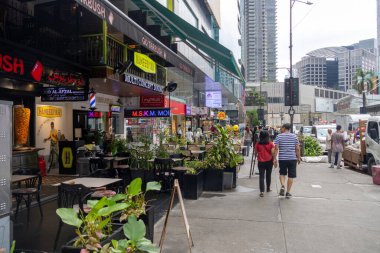 Kuala Lumpur, Malezya - 23 Aralık 2024: Kuala Lumpur, Malezya 'da Bukit Bintang sokak manzarası. Şehrin modern mimarisini ve hareketli atmosferini sergileyen canlı bir alışveriş bölgesi..