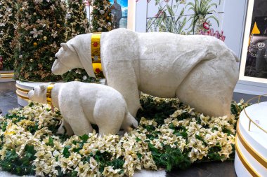 Kuala Lumpur, Malezya - 23 Aralık 2024: Malezya 'nın Kuala Lumpur kentindeki Bukit Bintang alışveriş alanında Pavilion Kuala Lumpur' da Noel süslemesi.