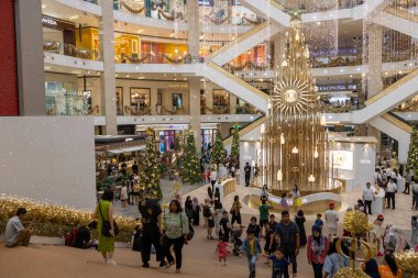 Kuala Lumpur, Malezya - 23 Aralık 2024: Malezya 'nın Kuala Lumpur kentindeki Bukit Bintang alışveriş merkezinde bulunan Pavilion Kuala Lumpur' un İçi.