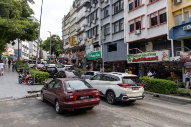 Kuala Lumpur, Malezya - 23 Aralık 2024: Kuala Lumpur, Malezya 'da Bukit Bintang sokak manzarası. Şehrin modern mimarisini ve hareketli atmosferini sergileyen canlı bir alışveriş bölgesi..