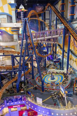 Kuala Lumpur, Malezya - 24 Aralık 2024: Kuala Lumpur 'daki Berjaya Times Meydanı Tema Parkı. 2003 'ten beri tüm aileye heyecan verici binişler ve oyunlar sunan en büyük kapalı alan temalı park.