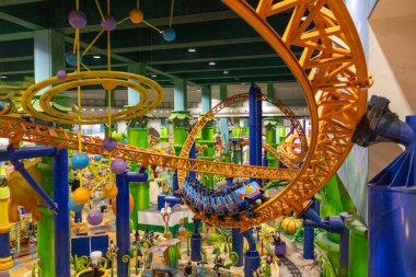 Kuala Lumpur, Malezya - 24 Aralık 2024: Kuala Lumpur, Malezya 'daki Berjaya Times Meydanı Tema Parkı' nda hız treni.