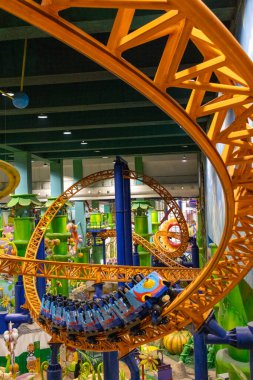 Kuala Lumpur, Malezya - 24 Aralık 2024: Kuala Lumpur, Malezya 'daki Berjaya Times Meydanı Tema Parkı' nda hız treni.