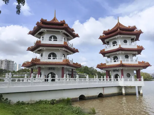 Singapur - 8 Ocak 2025, Singapur Çin Bahçesi yenilendi. Bu güzel bahçe çok büyük değil ama keşfetmek ve güzel fotoğraflar çekmek için yeterince iyi.