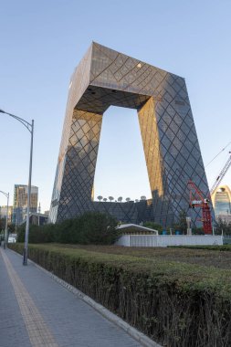 Pekin, Çin - 4 Kasım 2024: Pekin, Çin 'deki CCTV genel merkezi. 51 katlı yapışık kulelerden oluşmuş.
