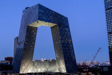Pekin, Çin - 4 Kasım 2024: Pekin, Çin 'deki CCTV genel merkezi. 51 katlı yapışık kulelerden oluşmuş.