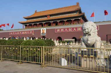 Pekin, Çin-12 Kasım 2024: Tiananmen Kulesi veya Pekin 'de mavi gökyüzü ile Cennet Kapısı. Modern Çin 'in sembolüdür..