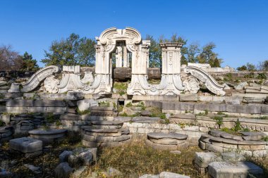 Pekin, Çin - 3 Kasım 2024: Çin, Pekin 'deki Yuanmingyuan Parkı içinde batı evi manzaralı yer. Avrupa klasik mimarisi ve Çin geleneksel bahçe sanatının mükemmel bir kombinasyonu..