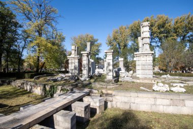 Pekin, Çin - 3 Kasım 2019: Pekin 'deki Yuanmingyuan Bahçesi içinde Batı Evi veya Xiyanglou kalıntıları. Qing Hanedanlığı 'nda inşa edilmiş ve 1860' da yakılmış bir imparatorluk bahçesi.