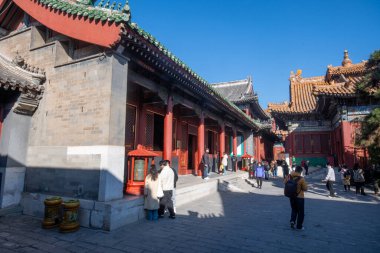 Pekin, Çin - 5 Kasım 2024: Turistler Pekin, Çin 'deki Yonghe tapınağını ziyaret ettiler. Yonghe Tapınağı olarak da bilinen Lama Tapınağı Pekin 'deki en yüksek standartlı Budist tapınağıdır.