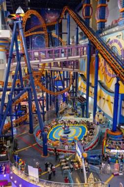 Kuala Lumpur, Malezya - 24 Aralık 2024: Kuala Lumpur 'daki Berjaya Times Meydanı Tema Parkı. 2003 'ten beri tüm aileye heyecan verici binişler ve oyunlar sunan en büyük kapalı alan temalı park.