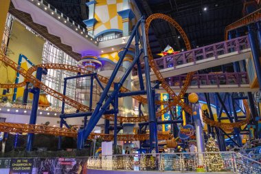 Kuala Lumpur, Malezya - 24 Aralık 2024: Kuala Lumpur 'daki Berjaya Times Meydanı Tema Parkı. 2003 'ten beri tüm aileye heyecan verici binişler ve oyunlar sunan en büyük kapalı alan temalı park.