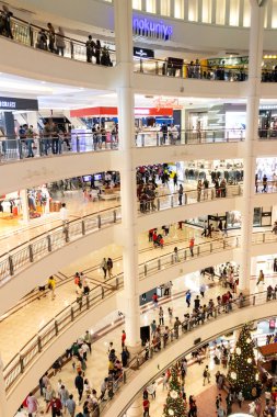 Kuala Lumpur, Malezya - 23 Aralık 2024: İnsanlar Suria KLCC alışveriş merkezini ziyaret ediyor. Alışveriş merkezi, ünlü Petronas Kuleleri yakınlarındaki Kuala Lumpur şehir merkezinde yer almaktadır..