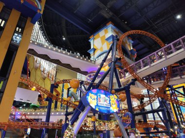 Kuala Lumpur, Malezya - 24 Aralık 2024: Kuala Lumpur 'daki Berjaya Times Meydanı Tema Parkı. 2003 'ten beri tüm aileye heyecan verici binişler ve oyunlar sunan en büyük kapalı alan temalı park.