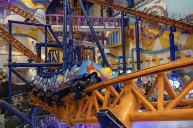 Kuala Lumpur, Malezya - 24 Aralık 2024: Kuala Lumpur, Malezya 'daki Berjaya Times Meydanı Tema Parkı' nda hız treni.