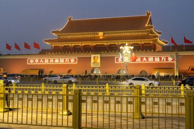 Pekin, Çin - 1 Kasım 2024: Pekin 'deki Tian-an-men Meydanı' nın gece sahnesi. Kapı Yasak Şehir 'in girişi..