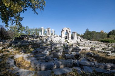 Pekin, Çin - 3 Kasım 2024: Çin, Pekin 'deki Yuanmingyuan Parkı içinde batı evi manzaralı yer. Avrupa klasik mimarisi ve Çin geleneksel bahçe sanatının mükemmel bir kombinasyonu..