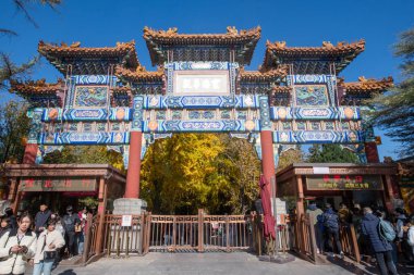 Pekin, Çin - 5 Kasım 2024: Pekin 'deki Chengxian caddesinde Paifang adı verilen geleneksel Çin kapısı. Pekin 'deki İmparatorluk Koleji' ne giden süslü kemer yolu..