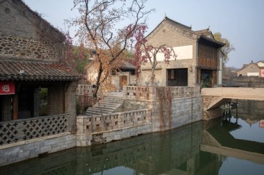 Pekin, Çin - 8 Kasım 2024: Gubei Su Kasabası Manzarası, Pekin. Bu su kasabası titizlikle yeniden inşa edilmiş antik bir kasabadır..
