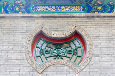 Pekin, Çin - 7 Kasım 2024: Beijing, Çin 'deki Prince Gong Konağı' ndaki Houzhao Binası Penceresi. Houzhao Binası malikanenin üç harikasından biri.