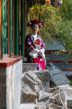 Pekin, Çin-7 Kasım 2024: Geleneksel Çin kıyafetleriyle Pekin 'deki Pekin Parkı' nı ziyaret eden turist.
