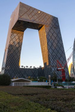 Pekin, Çin - 4 Kasım 2024: Pekin, Çin 'deki CCTV genel merkezi. 51 katlı yapışık kulelerden oluşmuş.