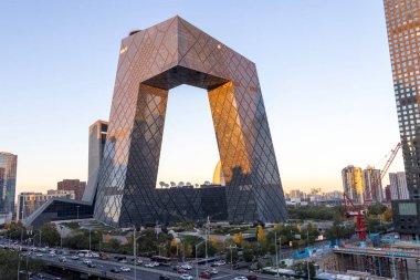 Pekin, Çin - 4 Kasım 2024: Pekin, Çin 'deki CCTV genel merkezi. 51 katlı yapışık kulelerden oluşmuş.