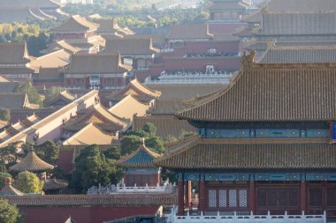 Pekin, Çin - 5 Kasım 2024: Pekin 'deki Yasak Şehir Jingshan Park, Pekin' den güneye bakıyor.