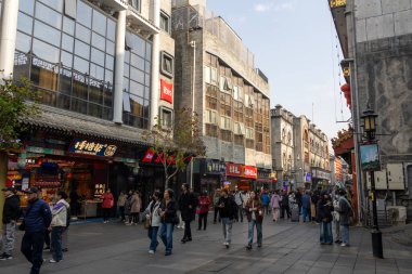 Pekin, Çin - 11 Kasım 2024: Pekin 'deki Dashilan yaya sokağı manzarası. Geleneksel kültürü modern alışveriş, yemek ve mimariyle harmanlayan tarihi bir Pekin sokağıdır..