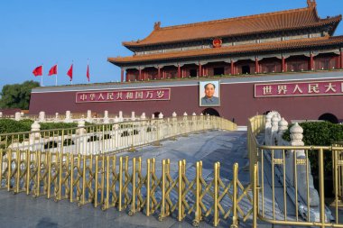 Pekin, Çin-12 Kasım 2024: Tiananmen Kulesi veya Pekin 'de mavi gökyüzü ile Cennet Kapısı. Modern Çin 'in sembolüdür..