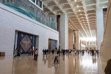 Pekin, Çin-12 Kasım 2024: Turistler Pekin 'deki Ulusal Çin Müzesini ziyaret etti. Bu müzede 1.4 milyondan fazla eşya ve 48 sergi salonu var..